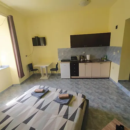Dejan 3-free Parking Near Arena In Center, Near Bus, Train, Ferry, Airport Shuttle Pula