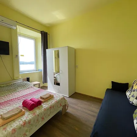 Daire Dejan 3-free Parking Near Arena In Center, Near Bus, Train, Ferry, Airport Shuttle Pula