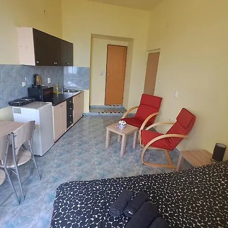 Dejan 3-free Parking Near Arena In Center, Near Bus, Train, Ferry, Airport Shuttle פולה