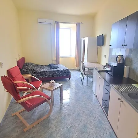 Dejan 3-free Parking Near Arena In Center, Near Bus, Train, Ferry, Airport Shuttle * פולה